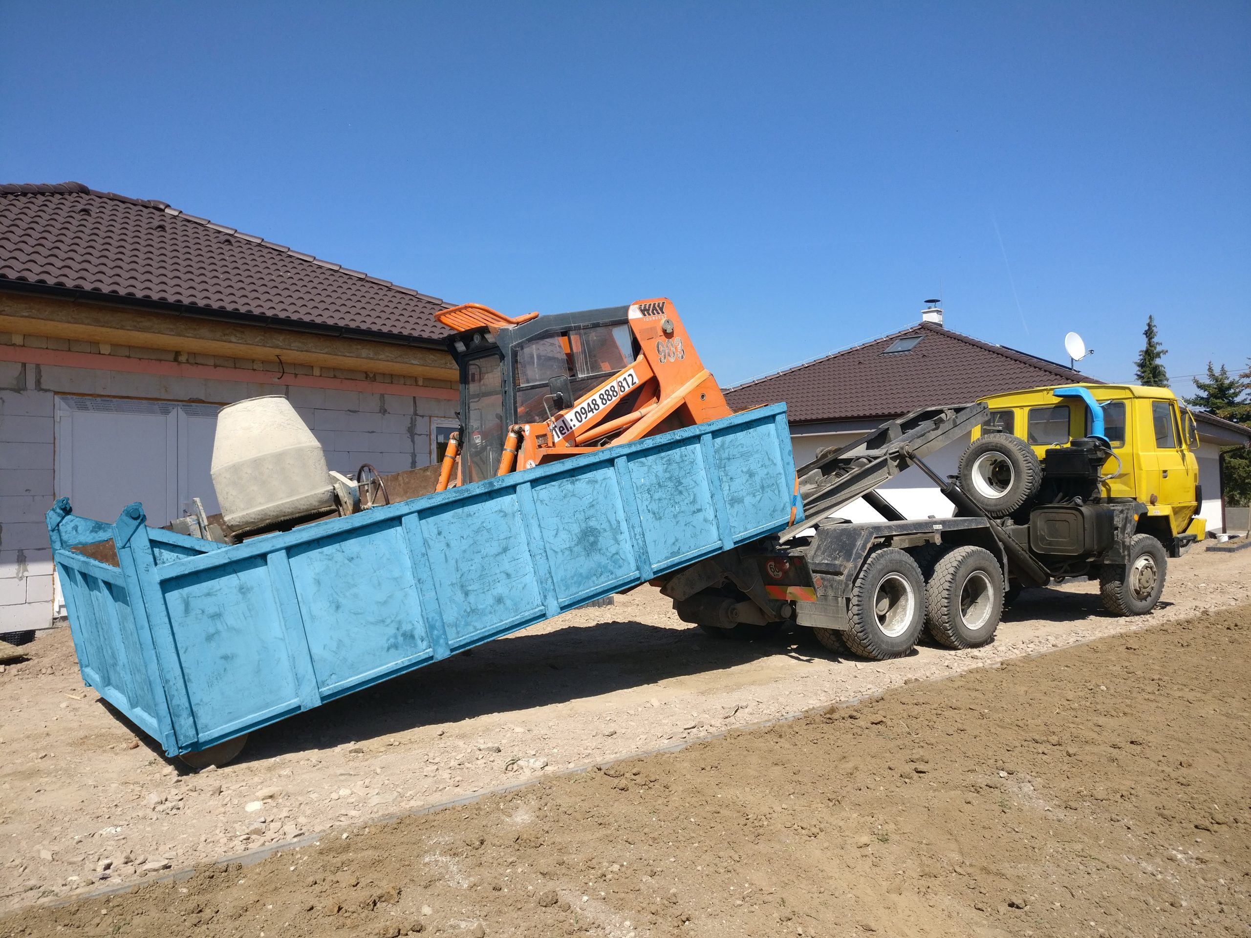 Nákladná kontajner naložený UNC bágrom pripravený na prepravu