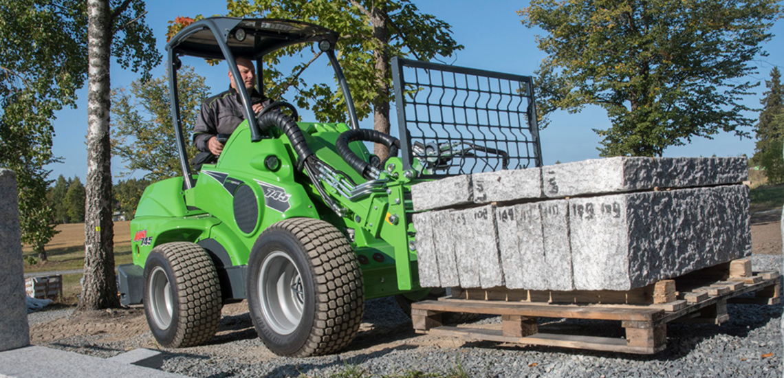 báger s paletizačnými vidlami na prepravu paliet